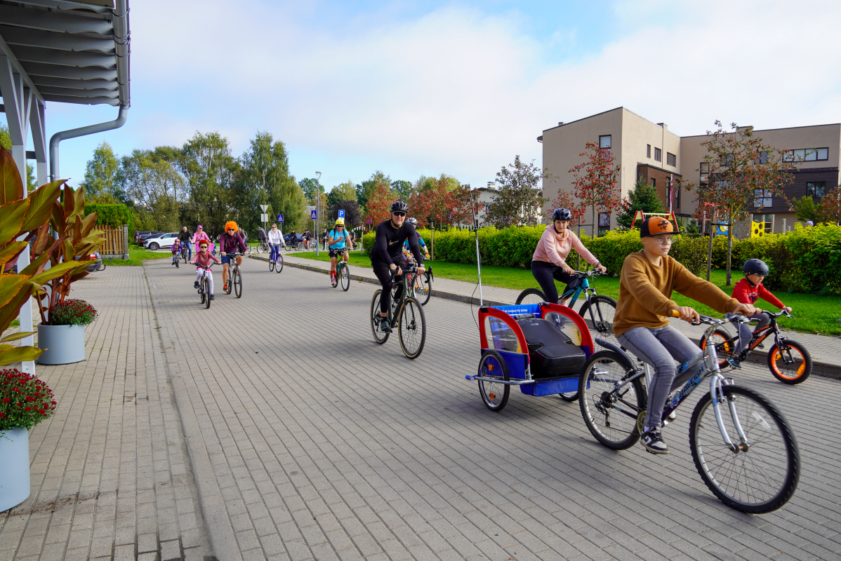 Bildē redzams Aktīvās tūrisma sezonas noslēguma velo brauciens Mārupes novadā