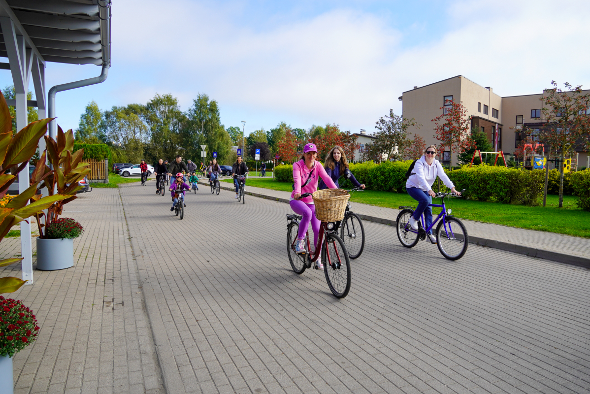 Bildē redzams Aktīvās tūrisma sezonas noslēguma velo brauciens Mārupes novadā