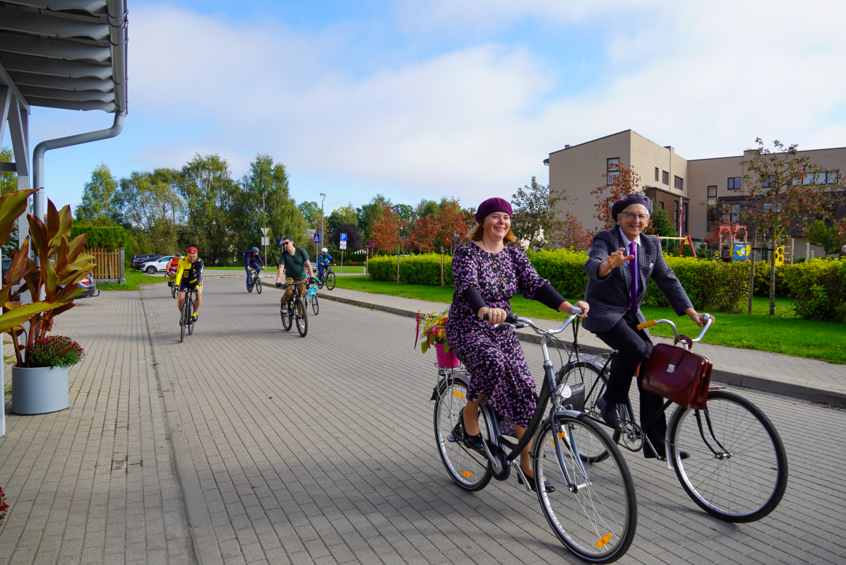 Bildē redzams Aktīvās tūrisma sezonas noslēguma velo brauciens Mārupes novadā
