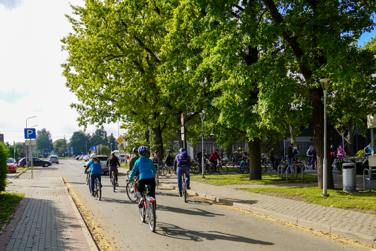 Bildē redzams Aktīvās tūrisma sezonas noslēguma velo brauciens Mārupes novadā