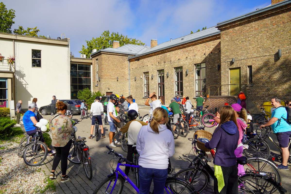 Bildē redzams Aktīvās tūrisma sezonas noslēguma velo brauciens Mārupes novadā
