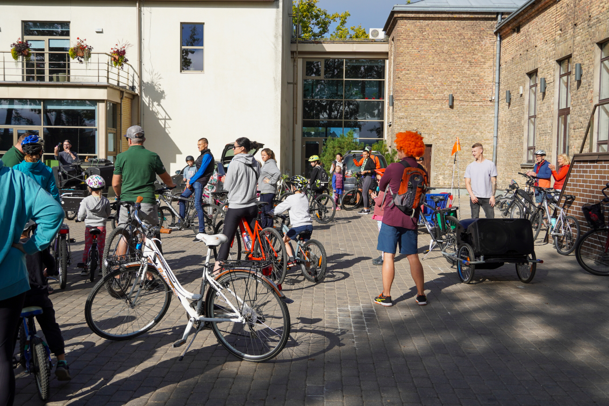 Bildē redzams Aktīvās tūrisma sezonas noslēguma velo brauciens Mārupes novadā