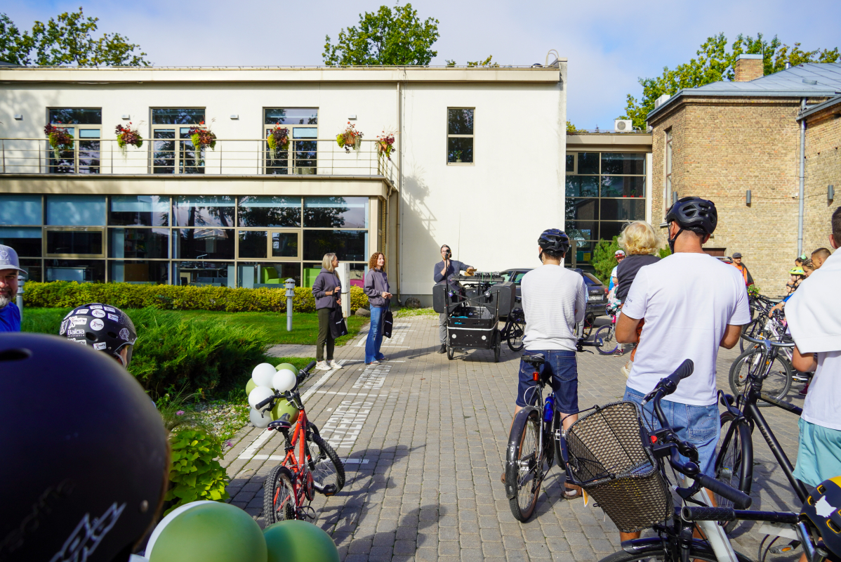 Bildē redzams Aktīvās tūrisma sezonas noslēguma velo brauciens Mārupes novadā