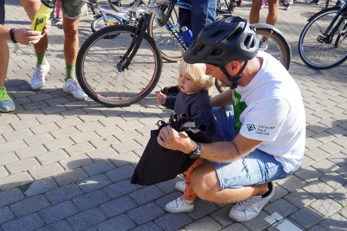 Bildē redzams Aktīvās tūrisma sezonas noslēguma velo brauciens Mārupes novadā