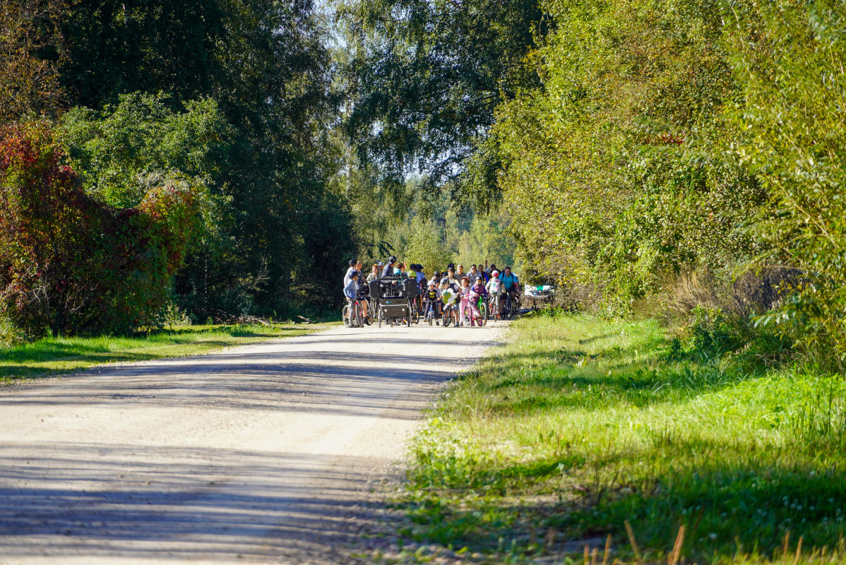 Bildē redzams Aktīvās tūrisma sezonas noslēguma velo brauciens Mārupes novadā