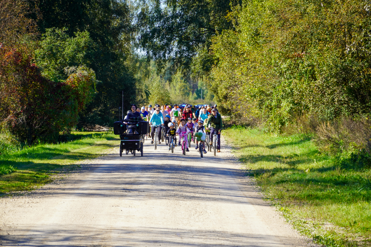 Bildē redzams Aktīvās tūrisma sezonas noslēguma velo brauciens Mārupes novadā