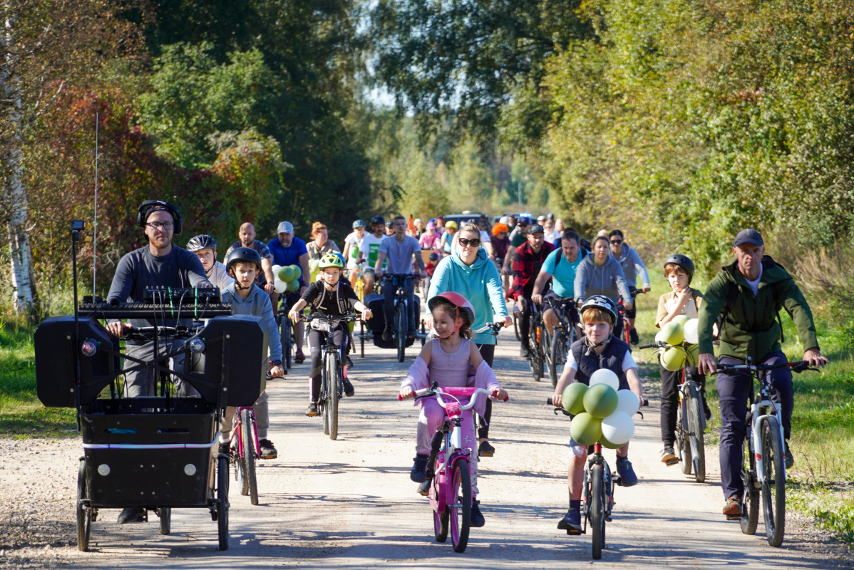 Bildē redzams Aktīvās tūrisma sezonas noslēguma velo brauciens Mārupes novadā