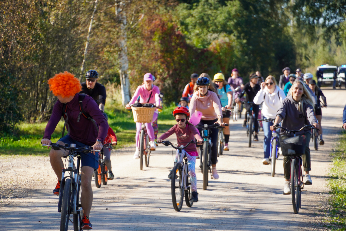 Bildē redzams Aktīvās tūrisma sezonas noslēguma velo brauciens Mārupes novadā