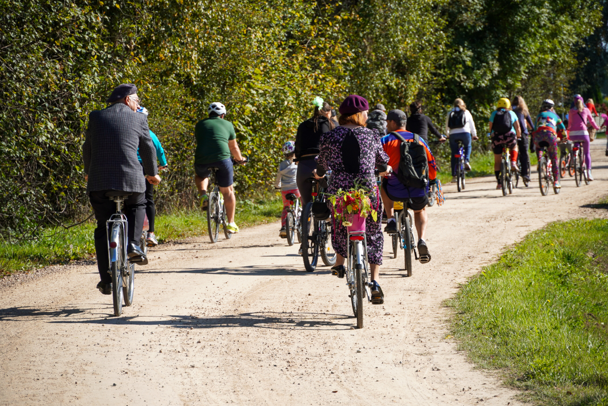 Bildē redzams Aktīvās tūrisma sezonas noslēguma velo brauciens Mārupes novadā
