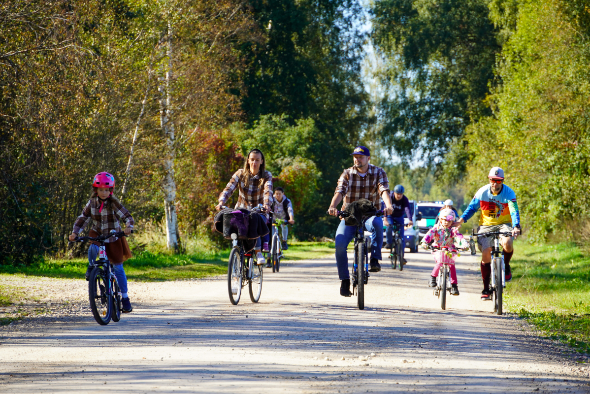 Bildē redzams Aktīvās tūrisma sezonas noslēguma velo brauciens Mārupes novadā