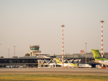 Starptautiskās lidostas Rīga teritorija ar lidmašīnu stāvvietām
