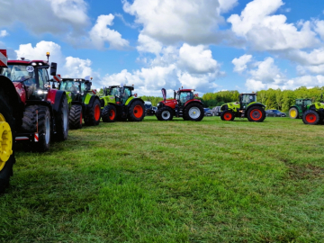 Lauksaimniecības traktori zaļā pļavā 