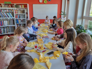 Bērni radošajā nodarbībā sēž pie galda