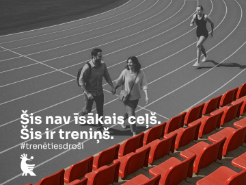 Pāris pastaigājas stadionā