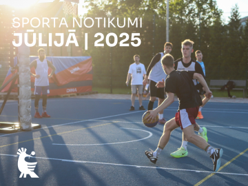 Puiši spēlē basketbola uz zila laukuma