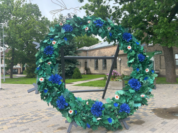 Zili zaļš ziedu vainags ārā pie ēkas