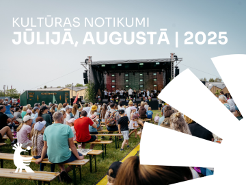 Cilvēku pūlis brīvdabas pasākumā saulainā dienā
