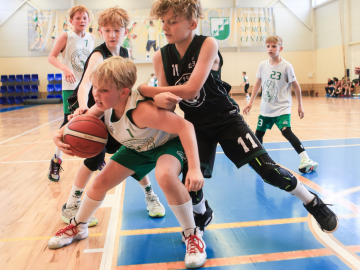 Puiši spēlē basketbolu