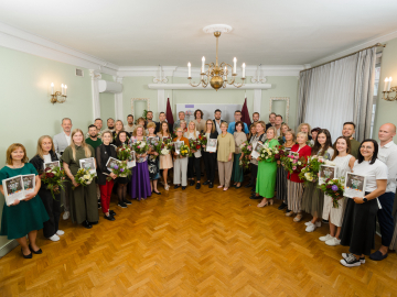 Cilvēki nostājušies pusaplī