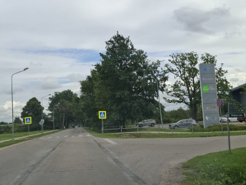 asfaltētas ielas krustojums