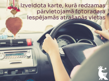 Fona bilde ar autovadītāju pie stūres ar tumši lillā burtiem ar aicinājumu iepazīties ar karti, kurā redzamas pārvietojamā fotoradara iespējamās atrašanās vietas 