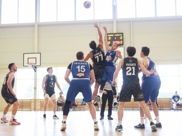 Basketbolisti lēc pēc bumbas