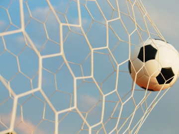 Futbola bumba vārtos