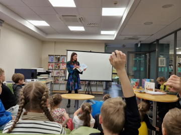 Bērnu grupa gaišā telpā