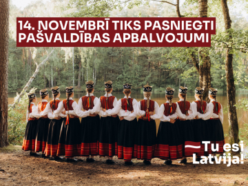 Meitenes tautastērpos brīvā dabā ar teksta grafiku virsū