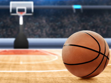 Basketbola bumba uz grīdas