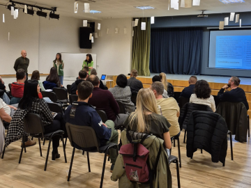 Daudz cilvēki sēž krēslos