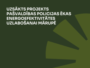 Tumši zaļš fons ar gaišāki zaļu elementu un baltiem burtiem par projektu pašvaldības policijas ēkas energoefektivitātes uzlabošanai Mārupē