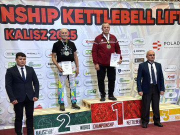 Četri vīrieši stāv kājās