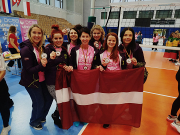 Sievietes ar Latvijas karogu rokās