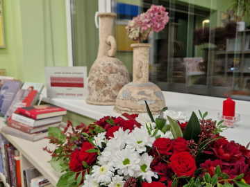 Ziedu kompozīcija, grāmatas un vāzes uz palodzes