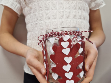 Bērns tur rokās paša veidotu mākslas darbu