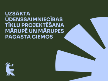 Tumši zaļš fons ar ziliem grafiskajiem elelementiem un ziliem burtiem par  ūdenssaimniecības tīklu projektēšanas uzsākšanu Mārupē un Mārupes pagasta ciemos
