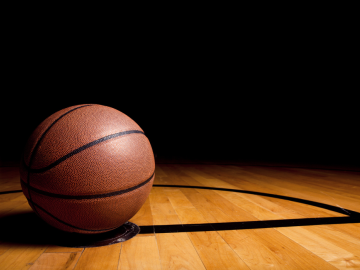 Basketbola bumba uz grīdas