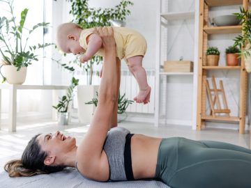 Māmiņa ar mazuli rokās