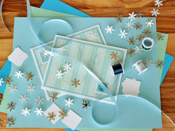 Gaiši zilas svētku kartiņas uz brūna fona