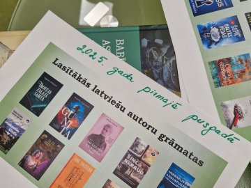 Grāmatas uz gaiša fona