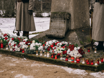 Piemineklis un ziedi