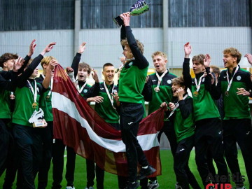 Vairāki puiši zaļos tērpos