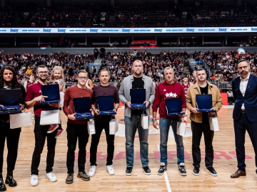 Vairāki cilvēki stāv basketbola laukumā