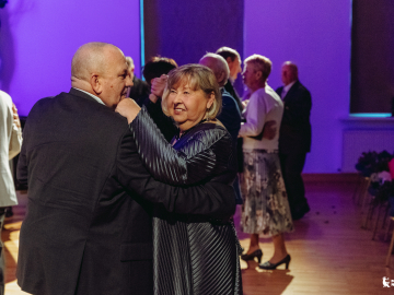 Pāris dejo pasākumā