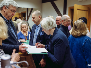 Autore sniedz parakstu grāmatas atklāšanā