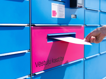 Zils pakomāts ar rozā durtiņām