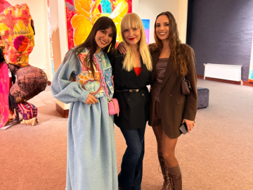 Trīs sievietes stāv