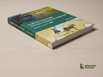 Krāsains grāmatas vāks uz gaiša galda