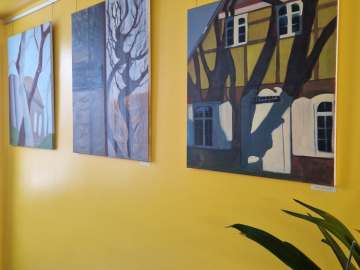 Koši dzeltena siena un krāsaini darbi pie tās